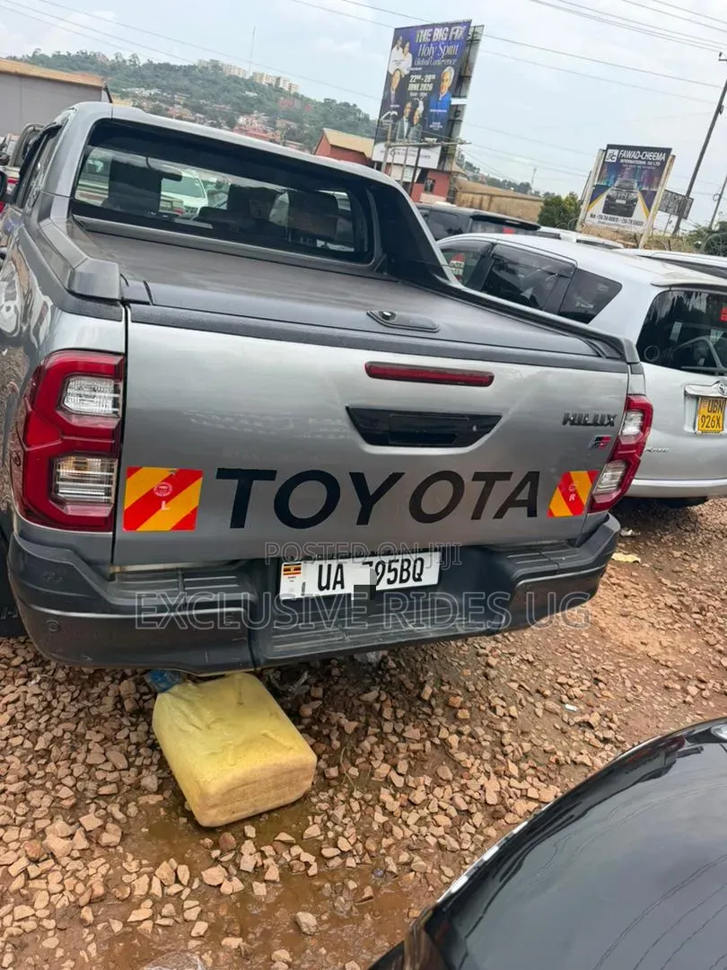 Toyota Hilux 2021 Silver