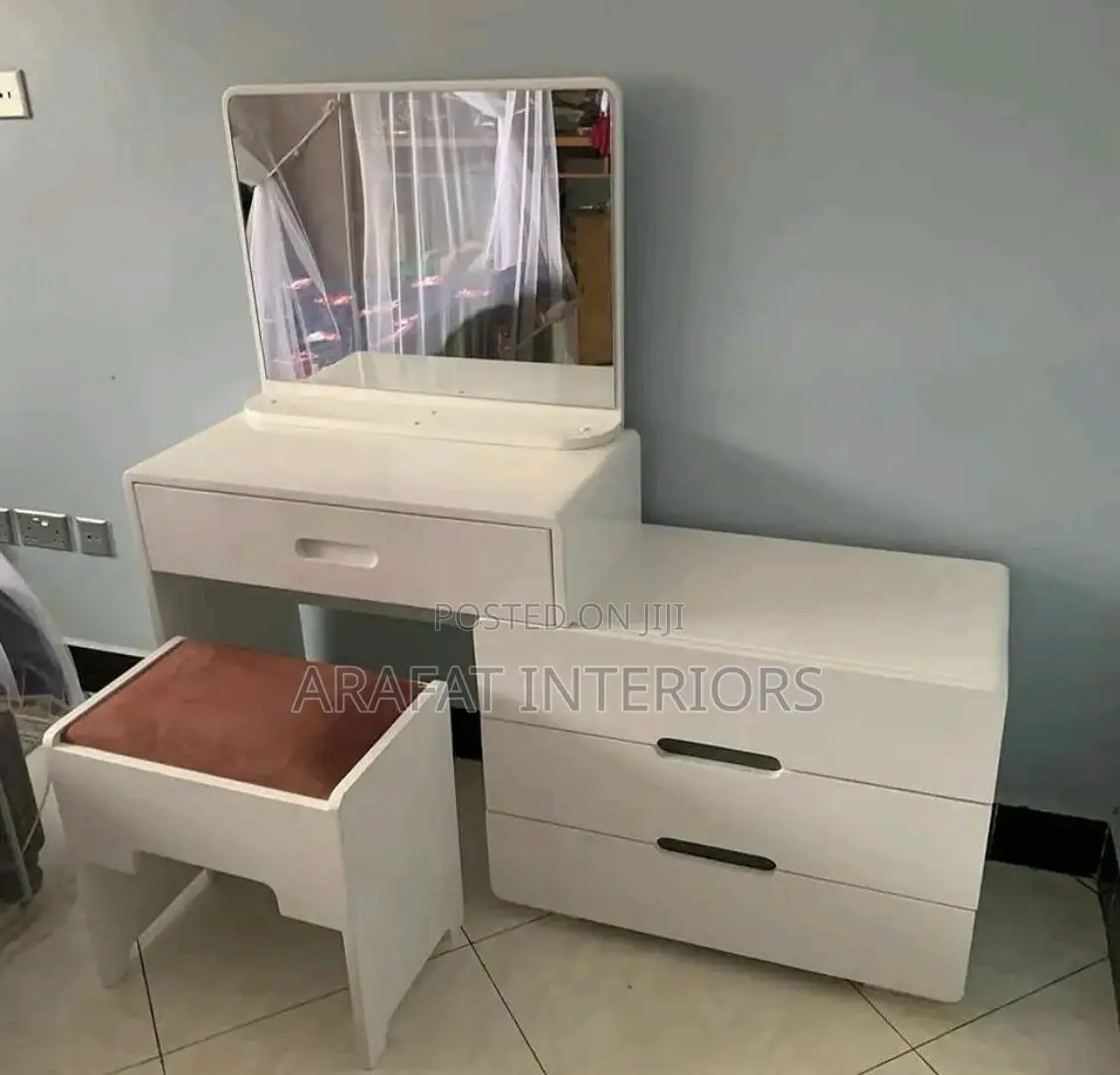 Beautiful Modern White Vanity Set in Great Condition!