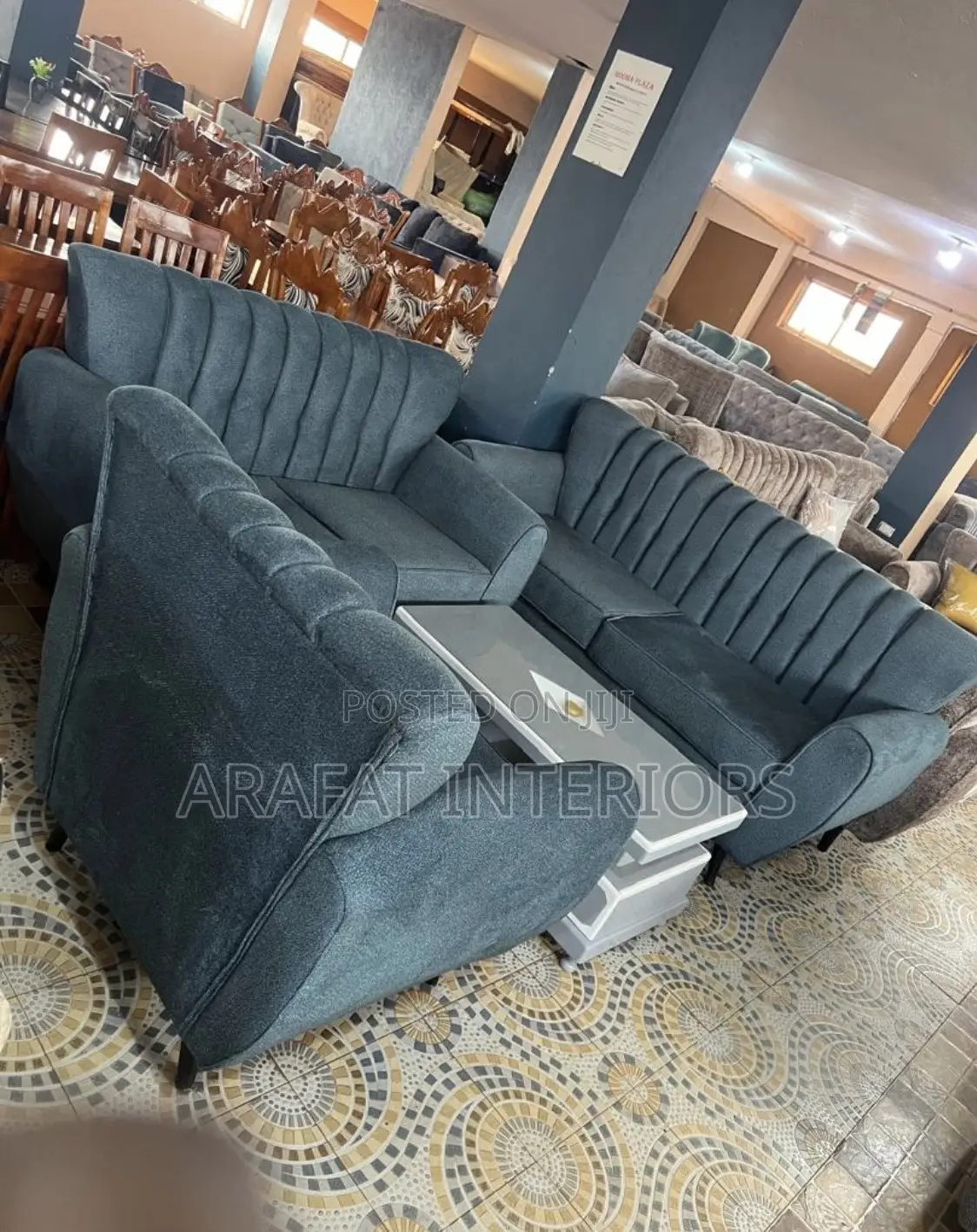 Stylish Modern Living Room Set in Beautiful Sofa