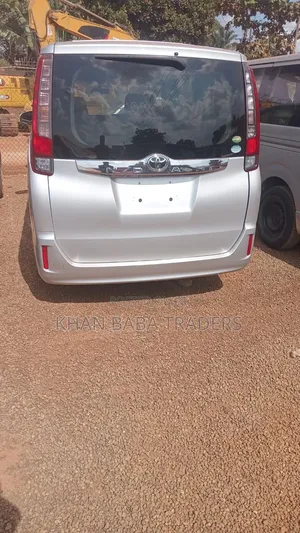 Toyota Noah 2014 Silver