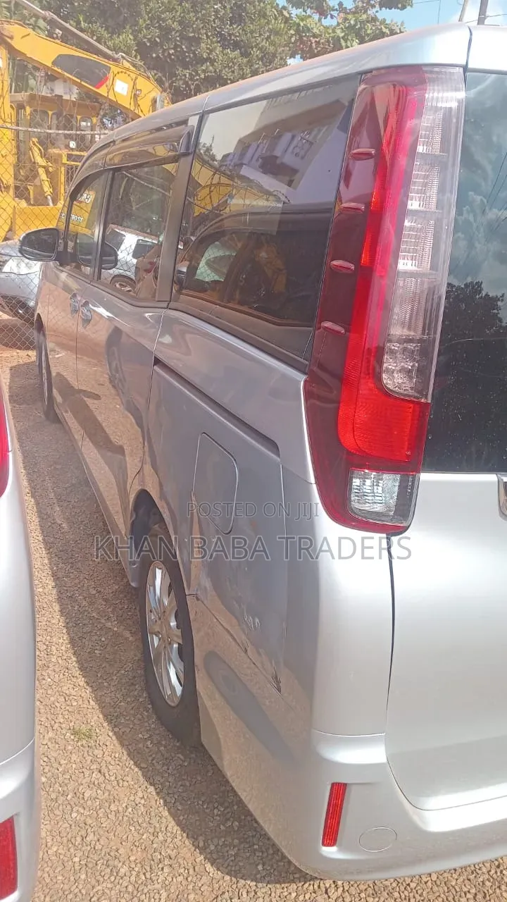 Toyota Noah 2014 Silver