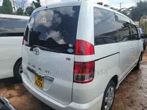 Toyota Noah 2005 White