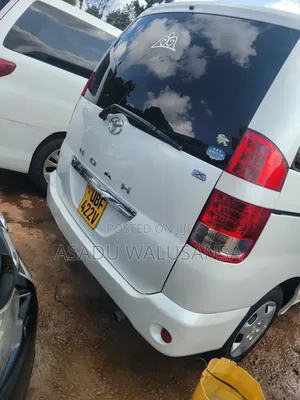 Toyota Noah 2005 White