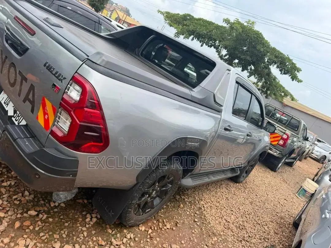 Toyota Hilux 2021 Silver