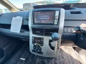 Toyota Noah 2.0 143hp YY FWD (5 Seater) 2011 Silver