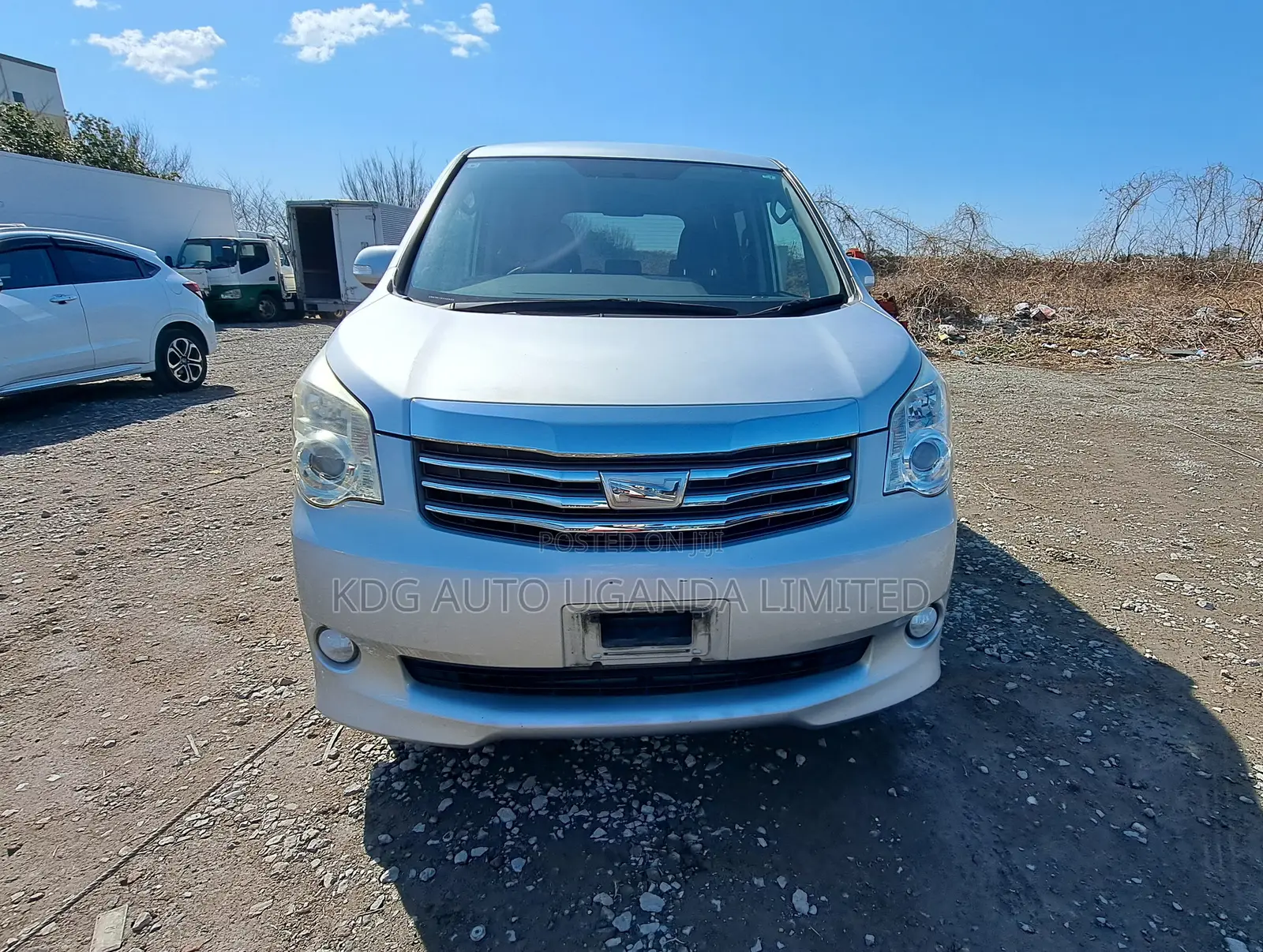 Toyota Noah 2.0 143hp YY FWD (5 Seater) 2011 Silver