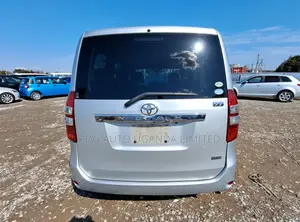 Toyota Noah 2.0 143hp YY FWD (5 Seater) 2011 Silver
