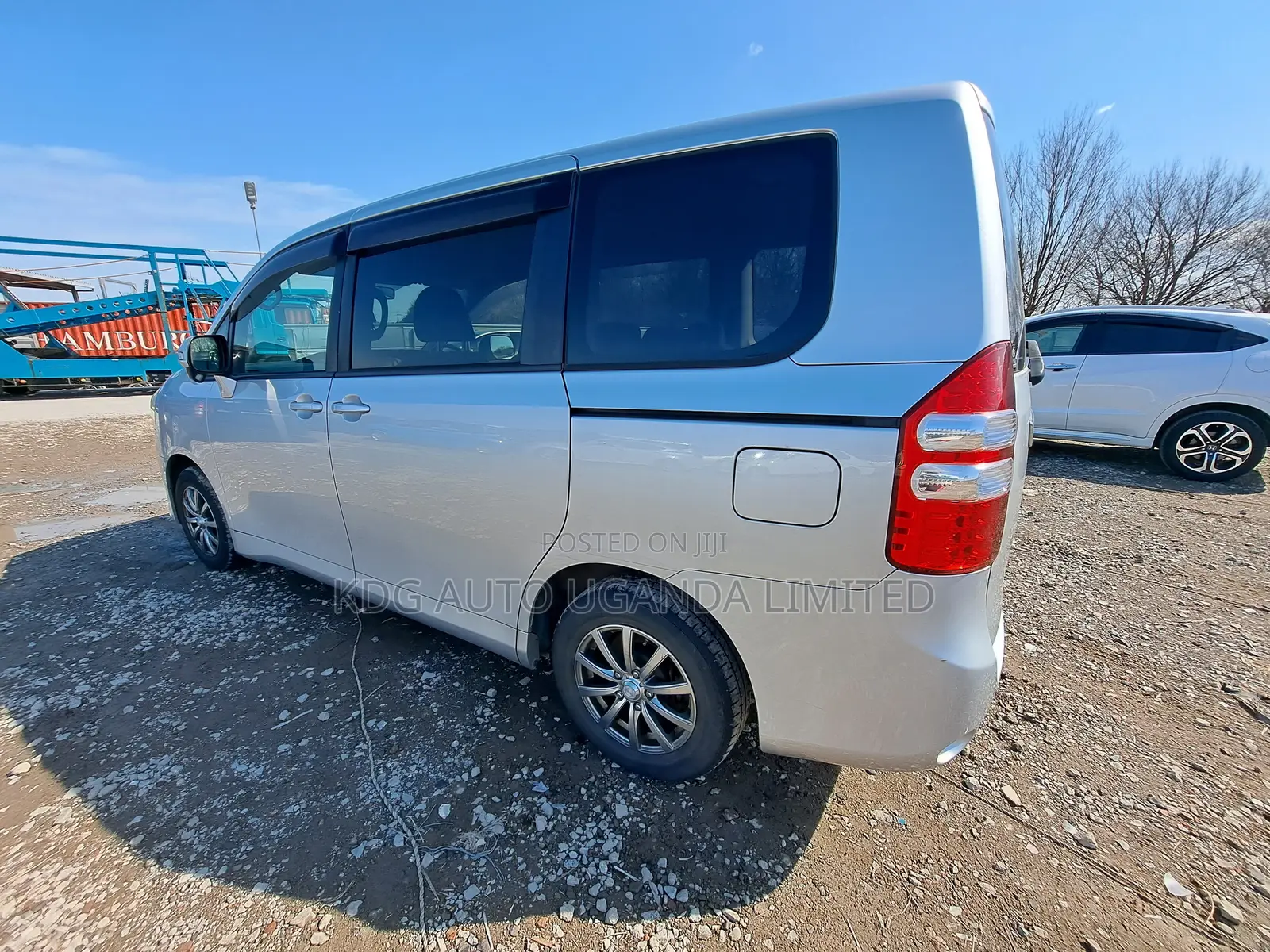 Toyota Noah 2.0 143hp YY FWD (5 Seater) 2011 Silver