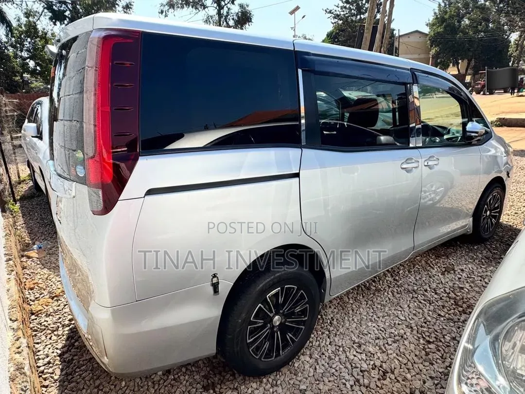 Toyota Noah 2018 Silver