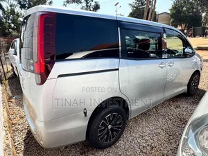 Toyota Noah 2018 Silver