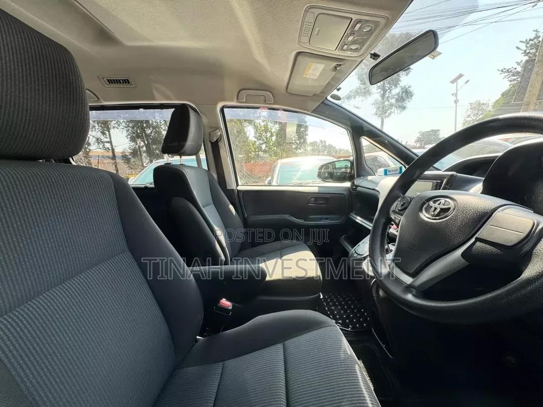 Toyota Noah 2018 Silver
