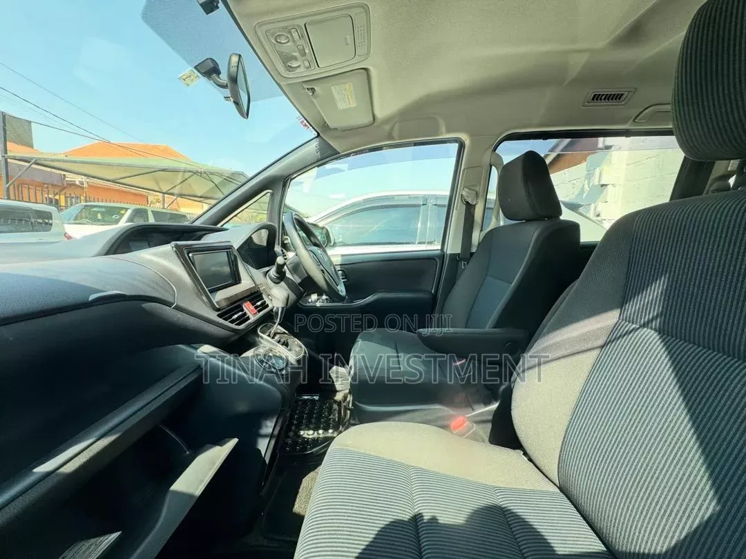 Toyota Noah 2018 Silver