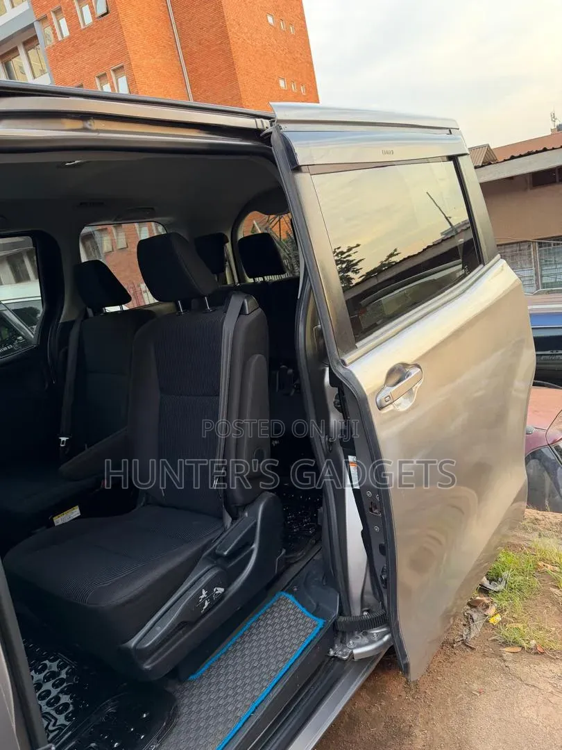 Toyota Noah 2017 Brown