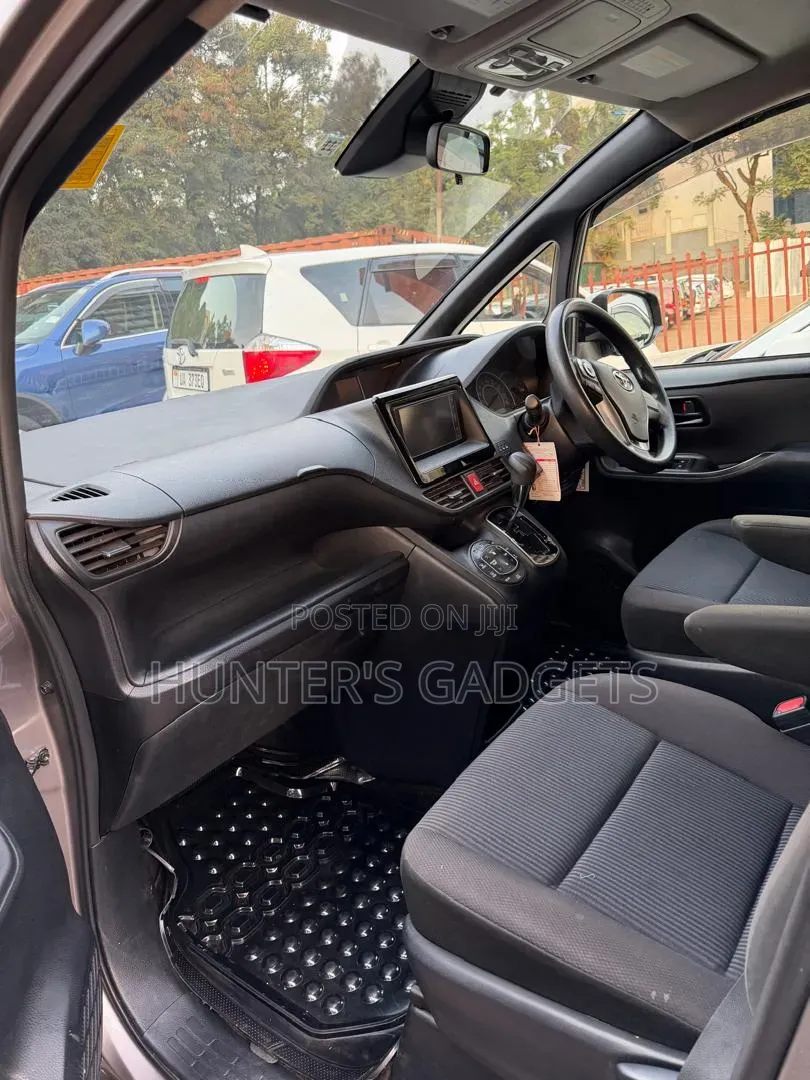 Toyota Noah 2017 Brown