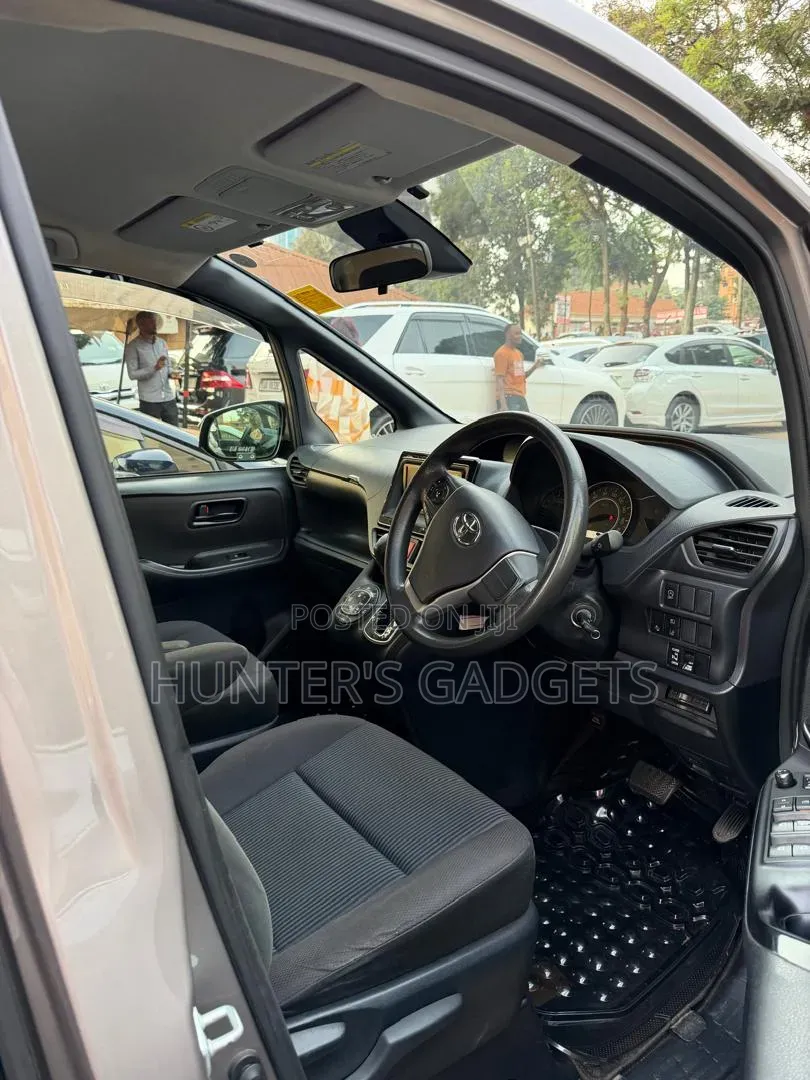 Toyota Noah 2017 Brown