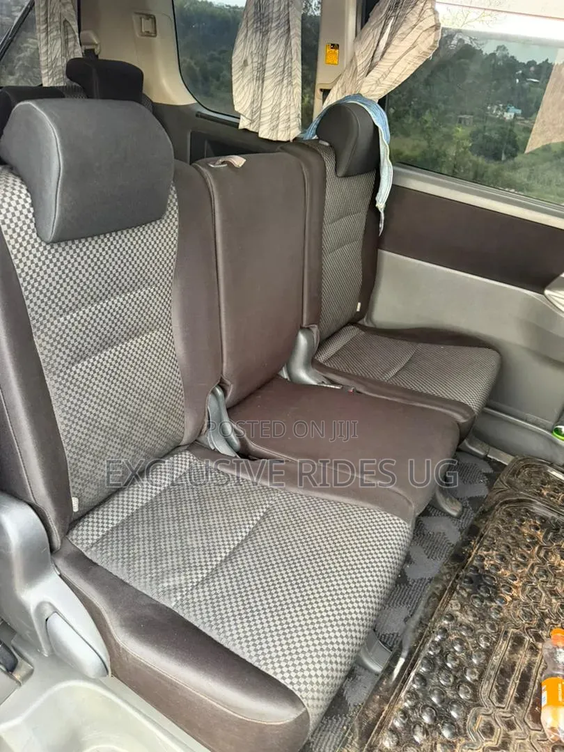 Toyota Noah 2.0 143hp FWD (7 Seater) 2010 Black