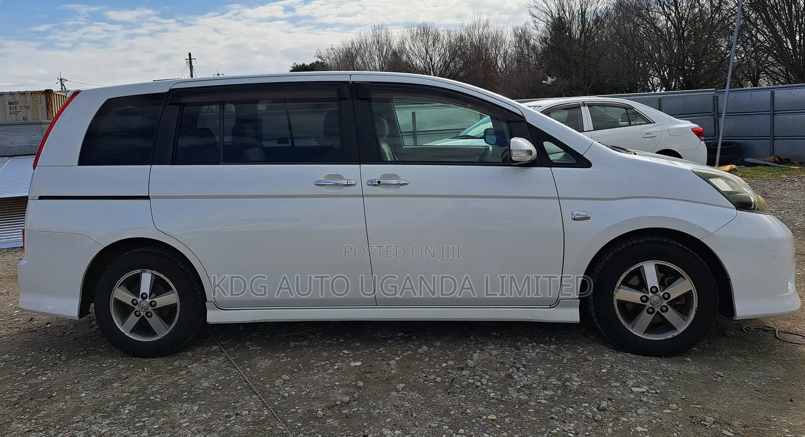 Toyota ISIS 1.8 Platana 2WD 2011 White