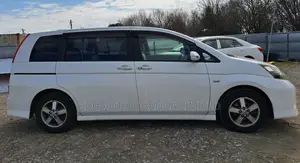 Toyota ISIS 1.8 Platana 2WD 2011 White
