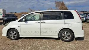 Toyota ISIS 1.8 Platana 2WD 2011 White