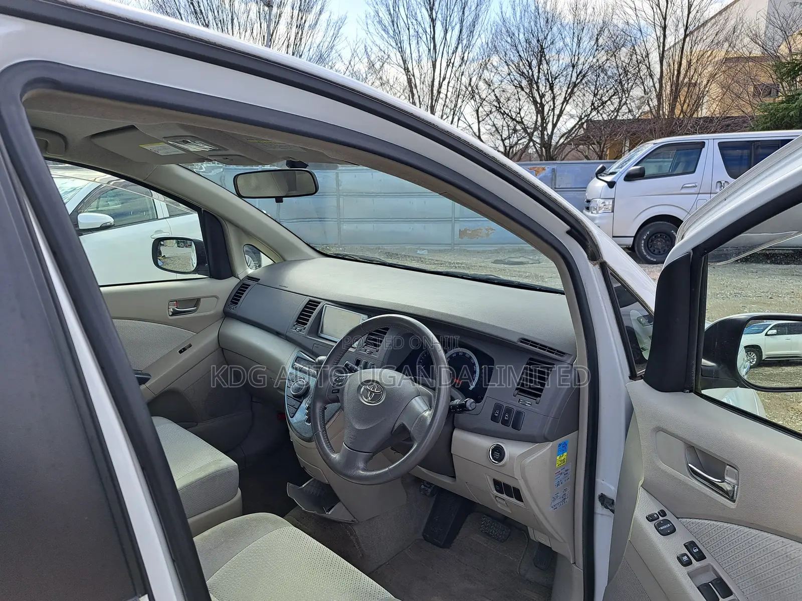 Toyota ISIS 1.8 Platana 2WD 2011 White