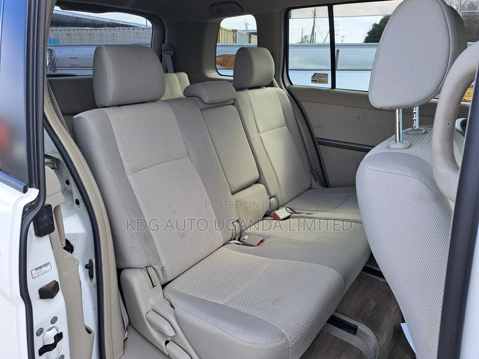 Toyota ISIS 1.8 Platana 2WD 2011 White