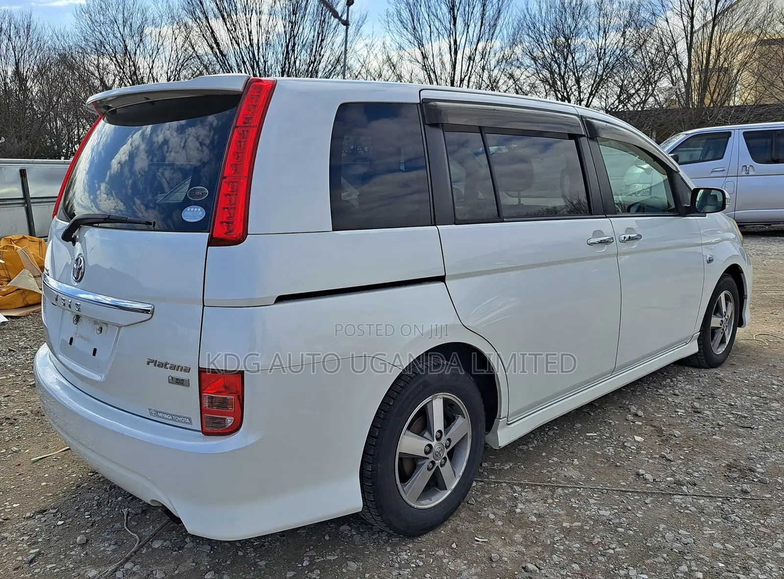 Toyota ISIS 1.8 Platana 2WD 2011 White