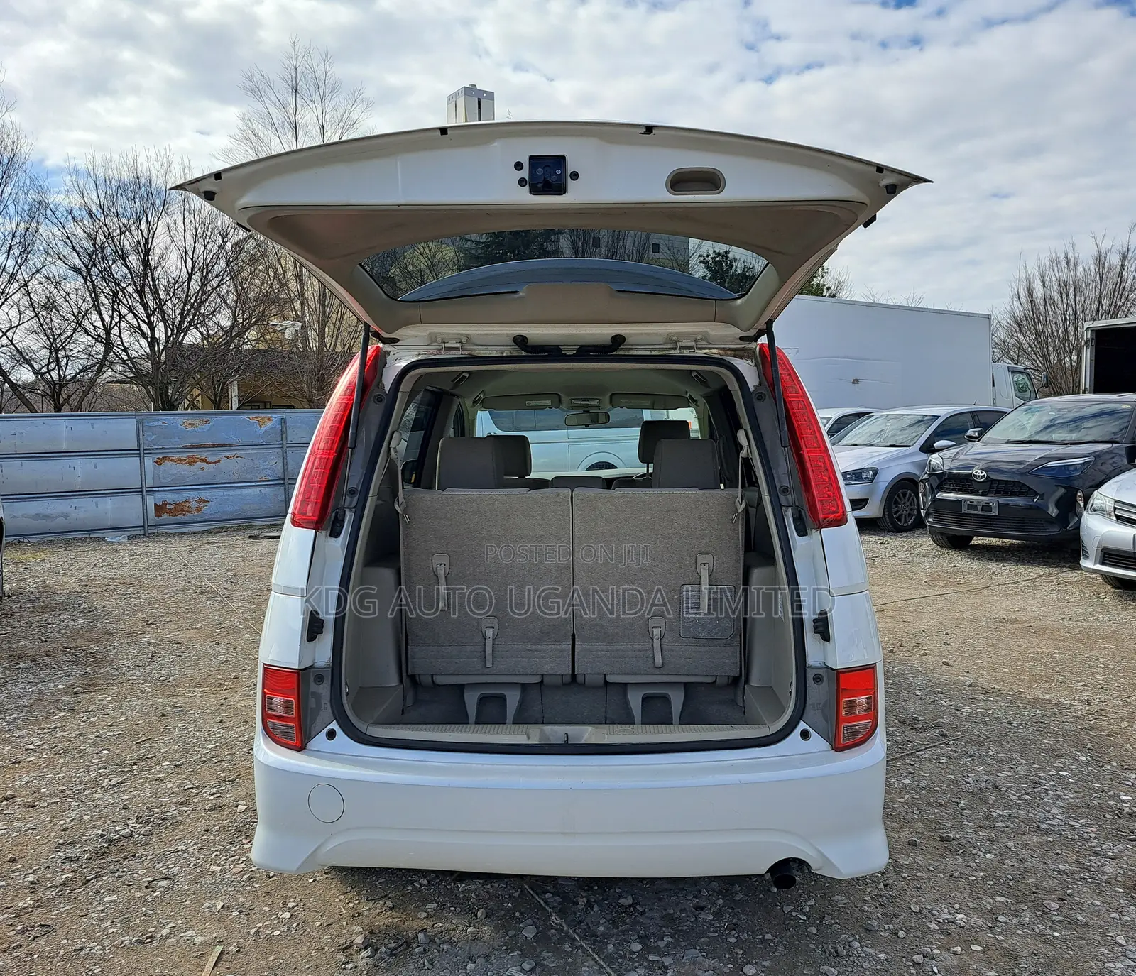 Toyota ISIS 1.8 Platana 2WD 2011 White