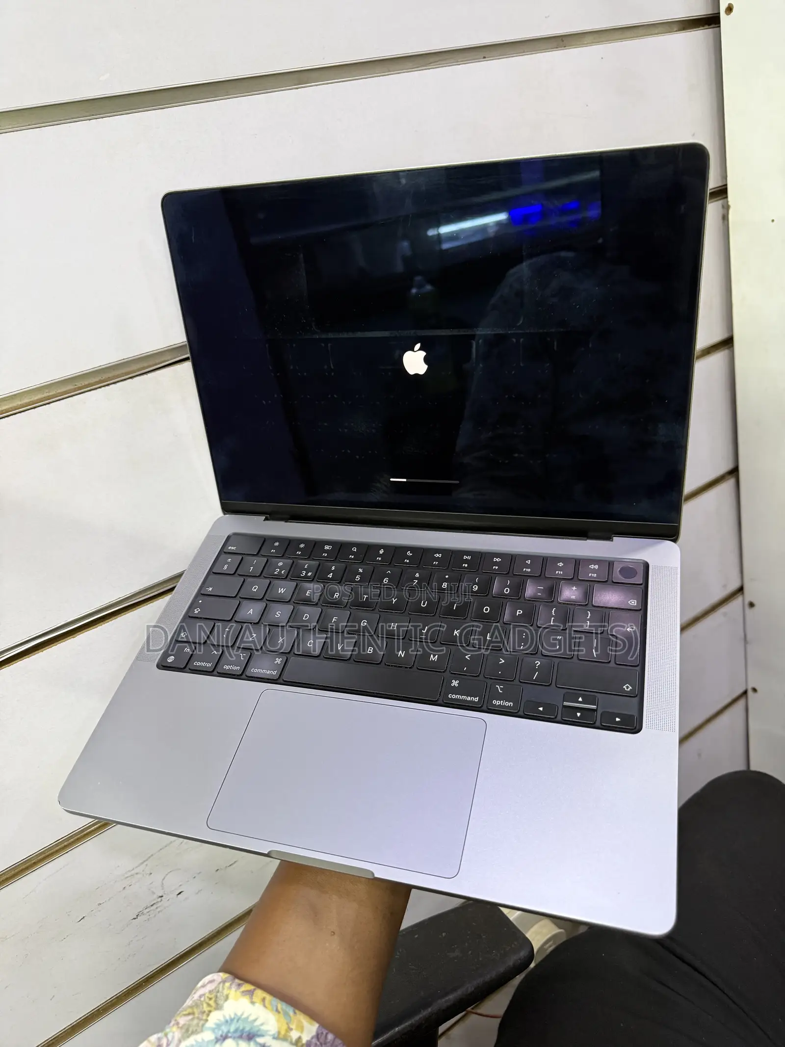 Laptop Apple MacBook Pro 2021 M1 16GB Apple M1 Pro SSD 512GB