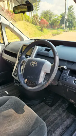 Toyota Noah 2012 White