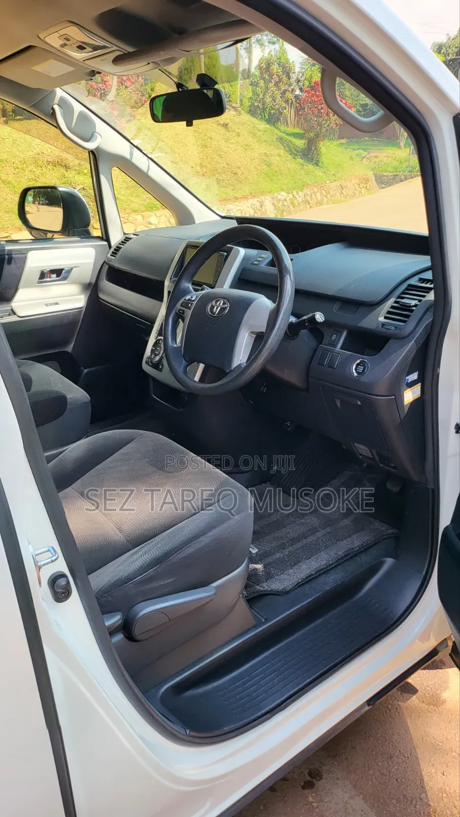 Toyota Noah 2012 White