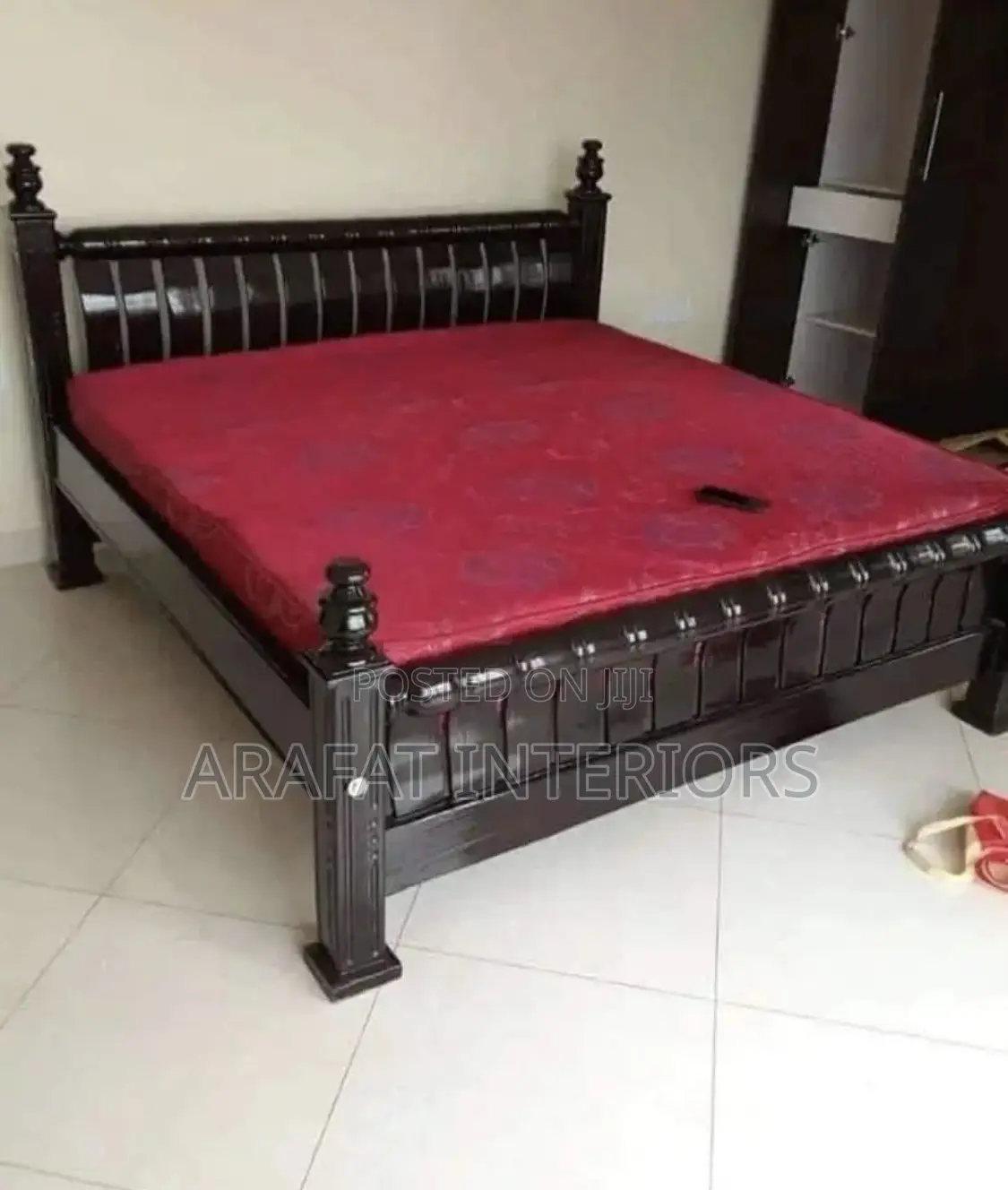 Elegant Traditional King-Size Wooden Bed