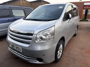 Toyota Noah 2009 Silver