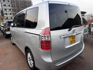 Toyota Noah 2009 Silver