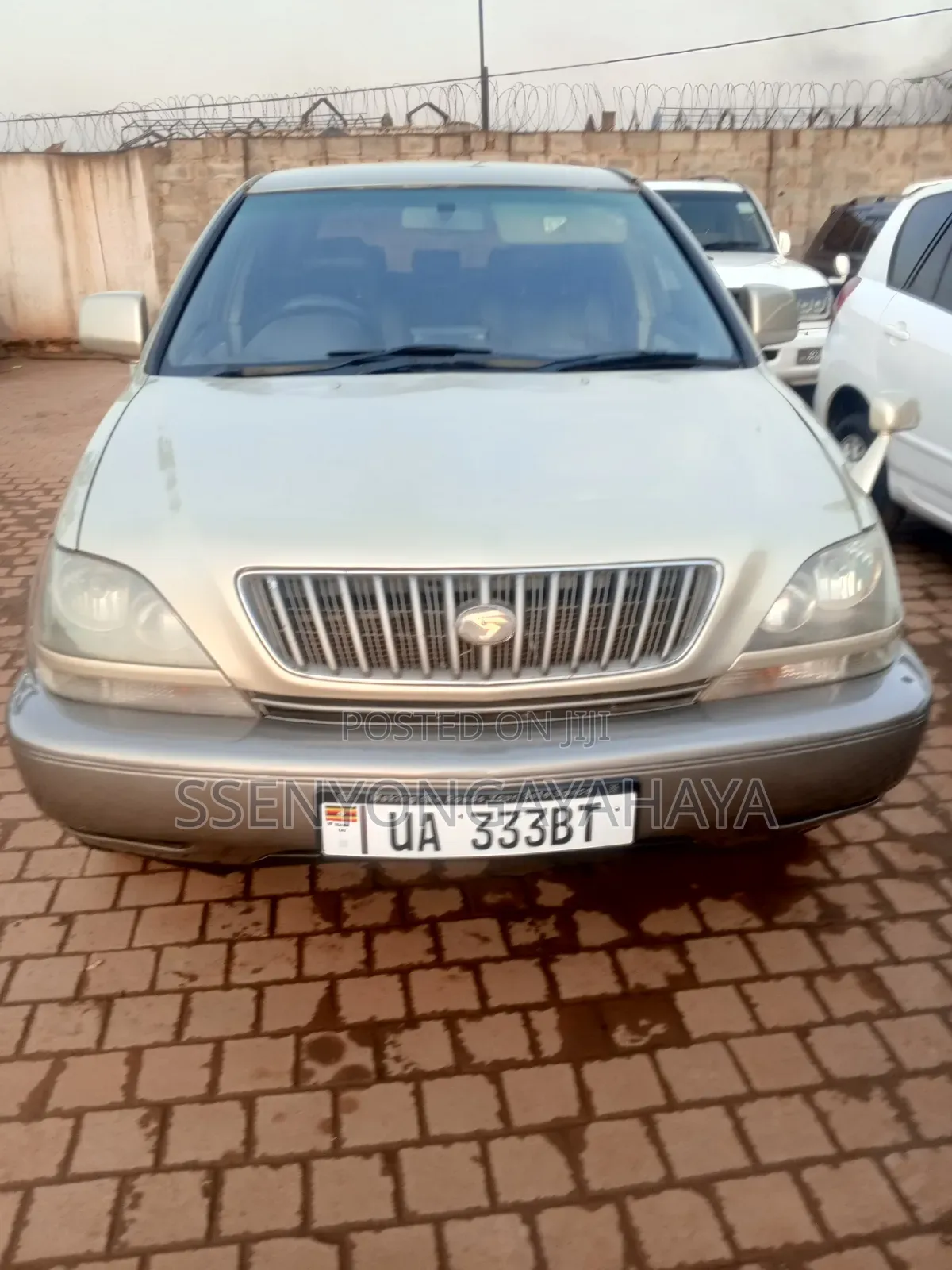 Toyota Harrier 2000 Gold