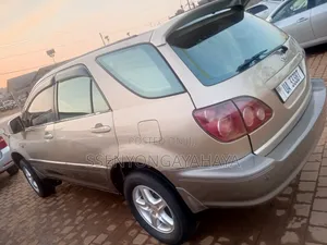 Toyota Harrier 2000 Gold