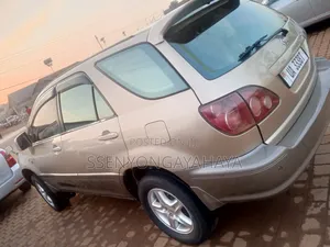 Toyota Harrier 2000 Gold