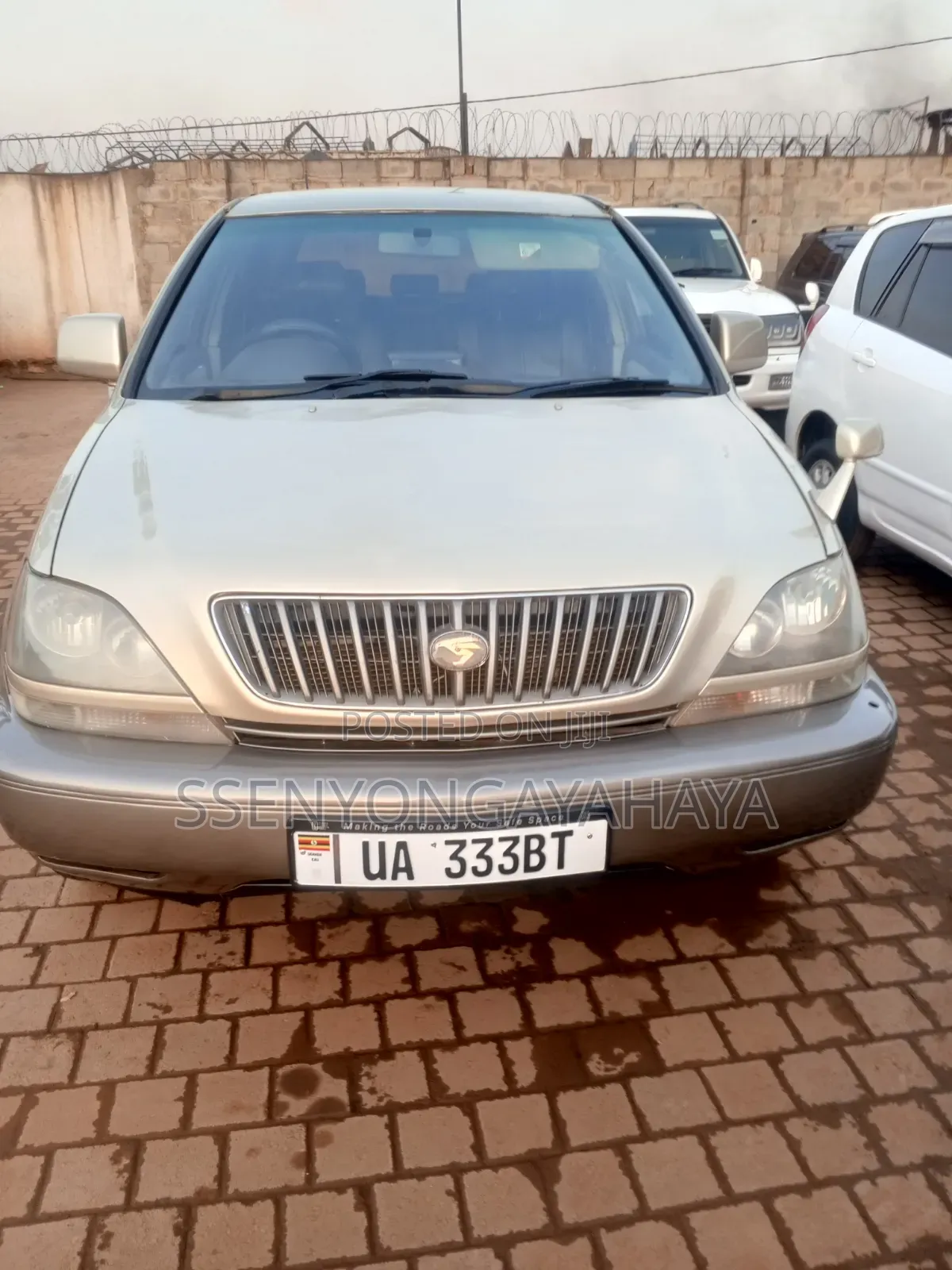 Toyota Harrier 2000 Gold