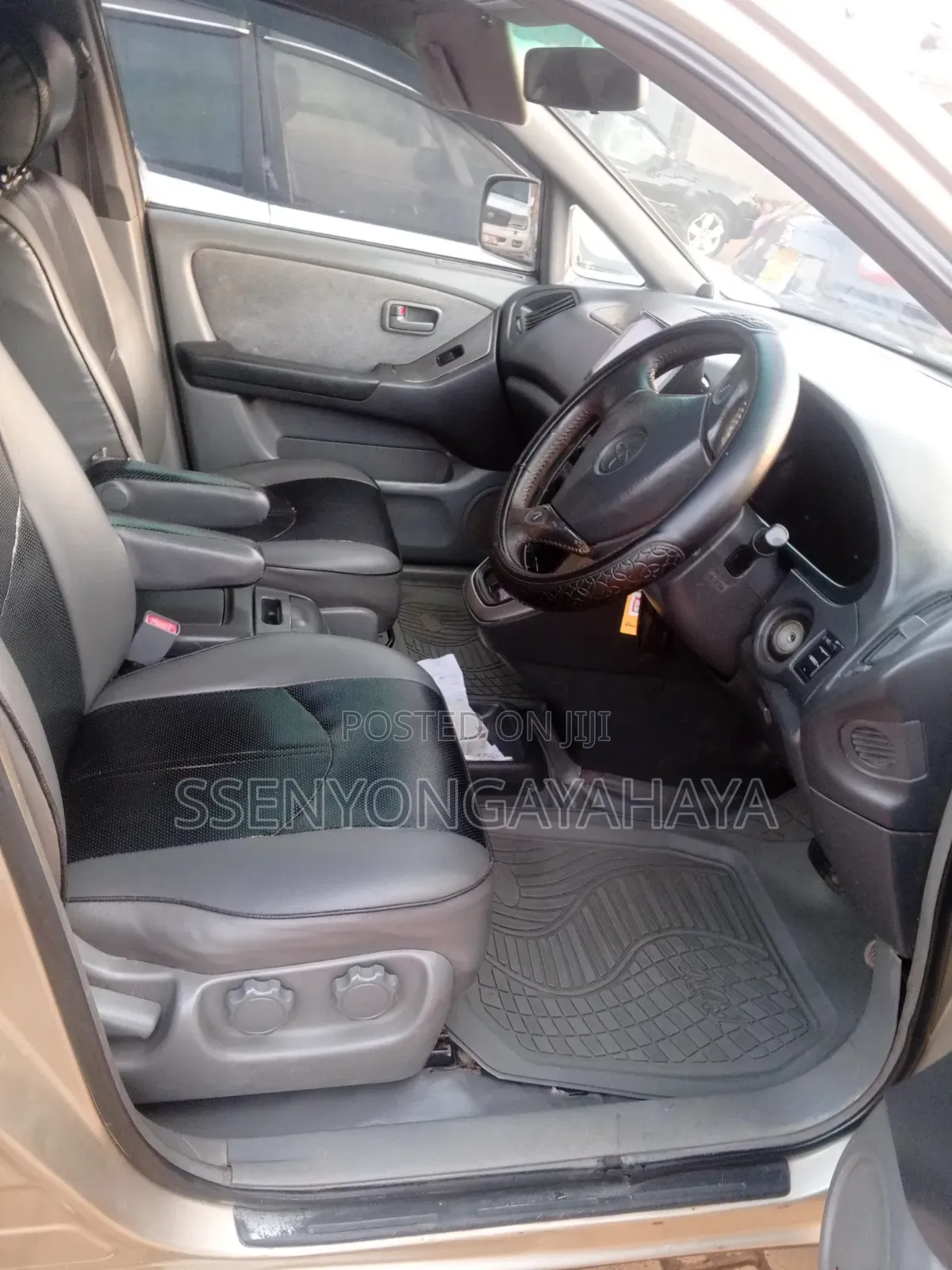 Toyota Harrier 2000 Gold