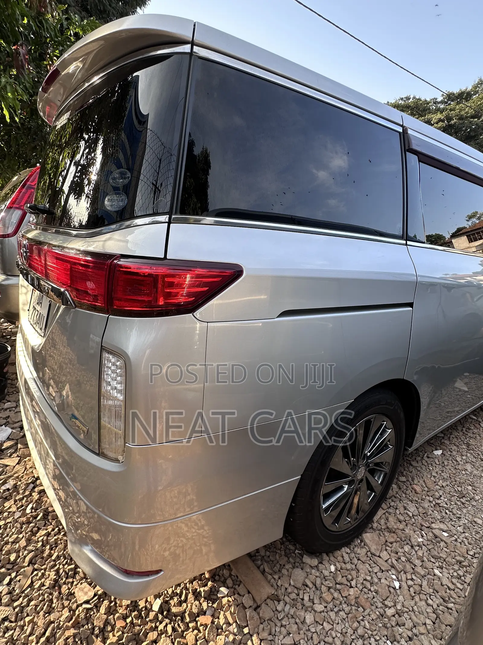 Nissan Elgrand 2011 Silver