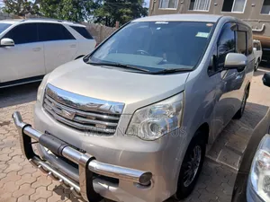 Toyota Noah 2011 Gold