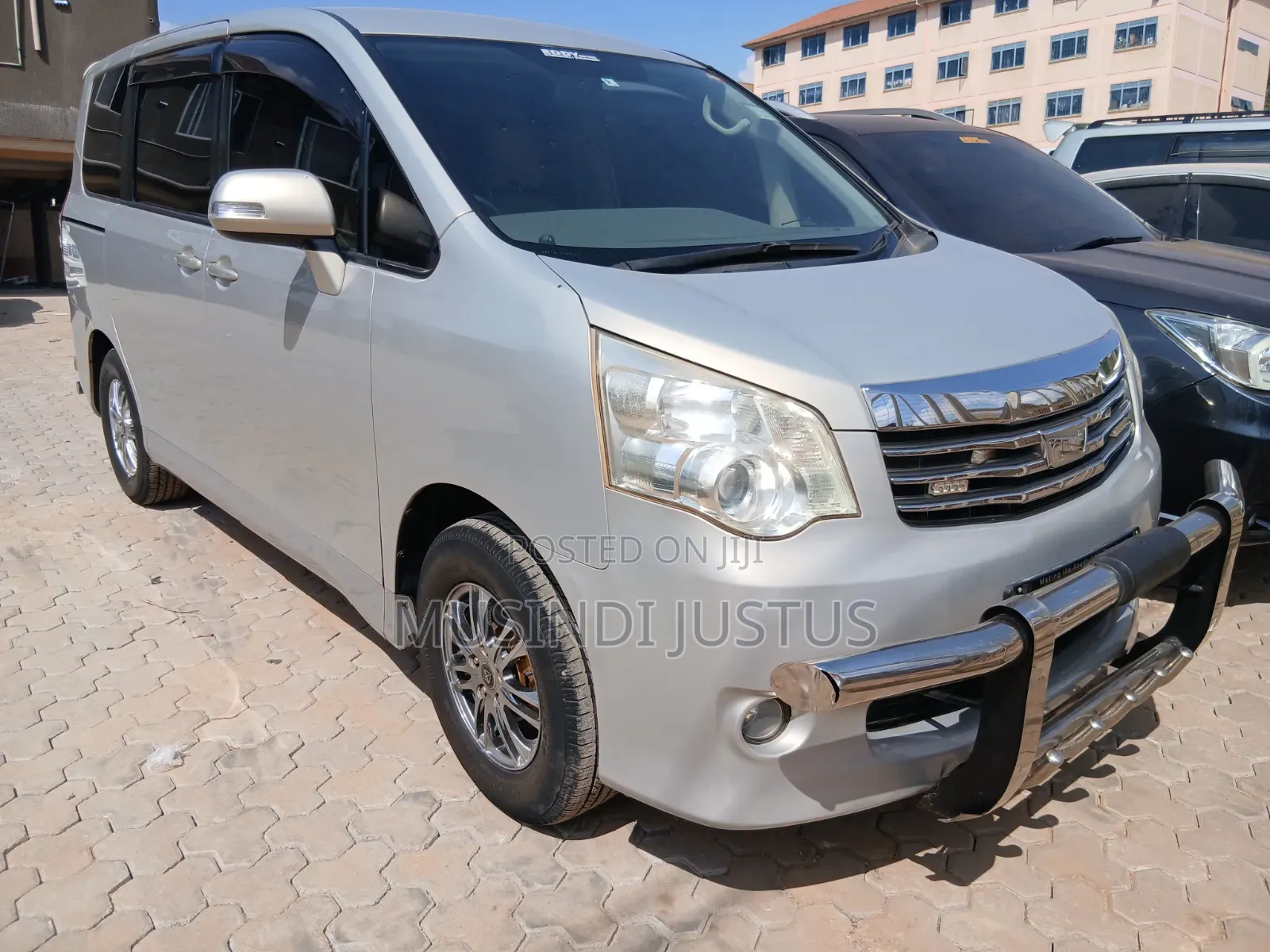 Toyota Noah 2011 Gold