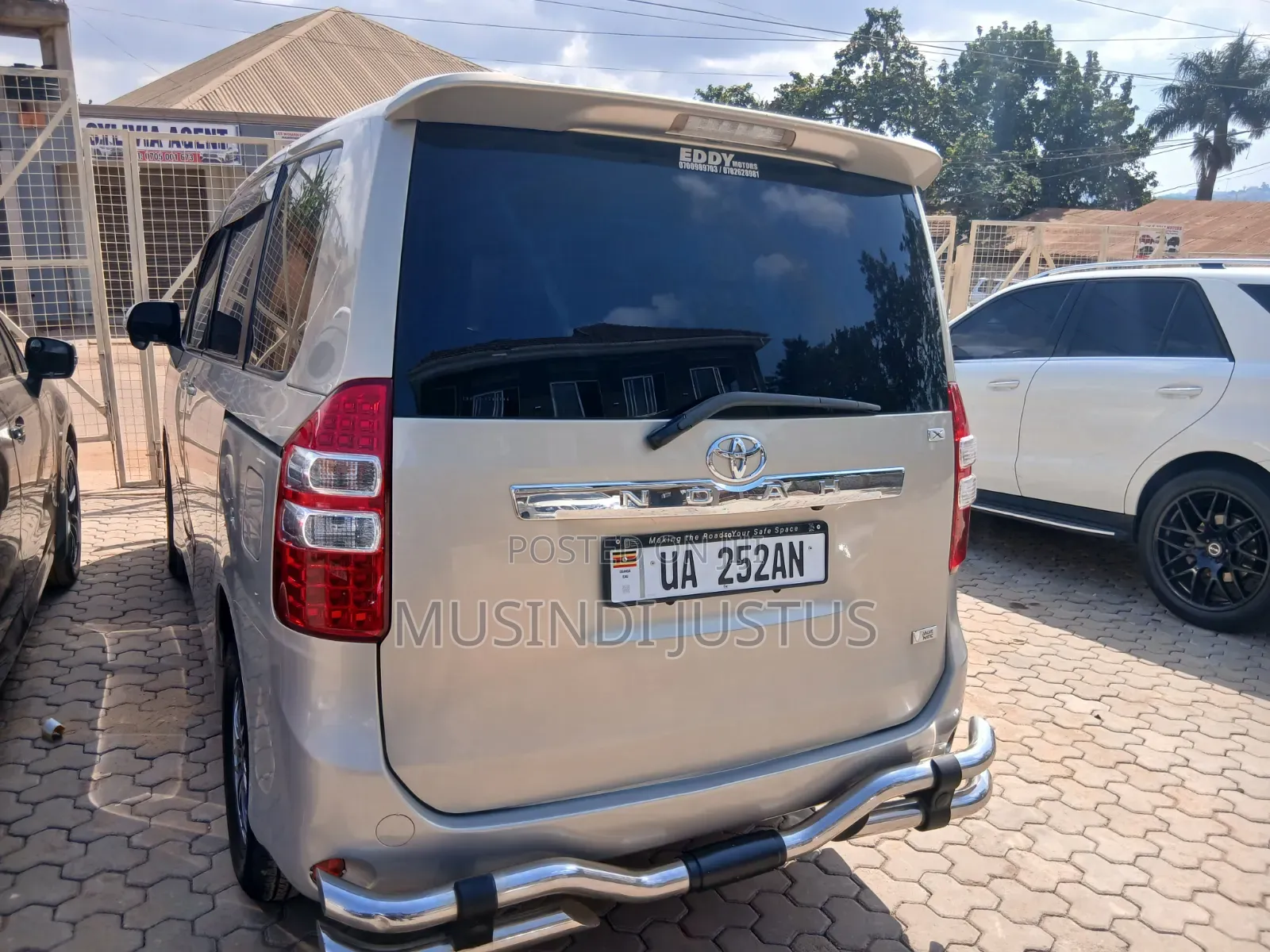 Toyota Noah 2011 Gold