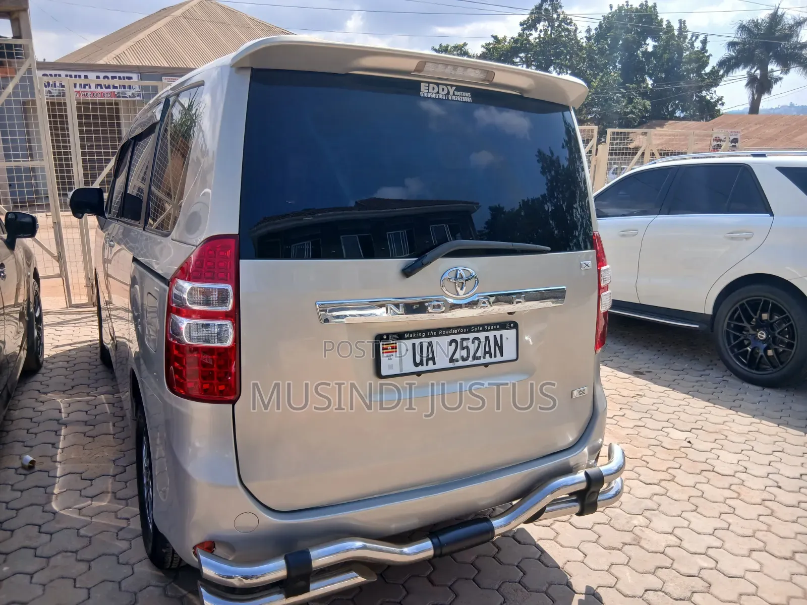Toyota Noah 2011 Gold