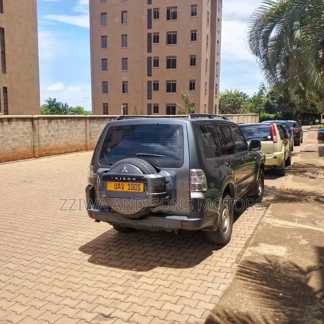 Mitsubishi Pajero 2014 Gray
