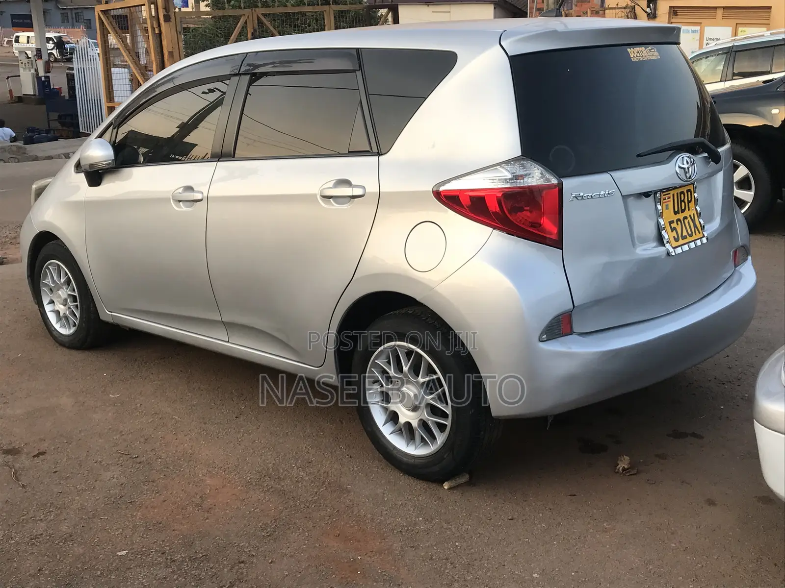 Toyota Ractis 2011 Silver