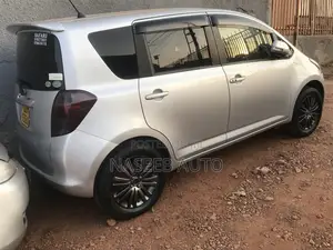 Toyota Ractis 2009 Silver