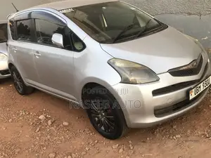 Toyota Ractis 2009 Silver