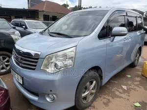 Toyota Noah 2.0 143hp AWD (8 Seater) 2011