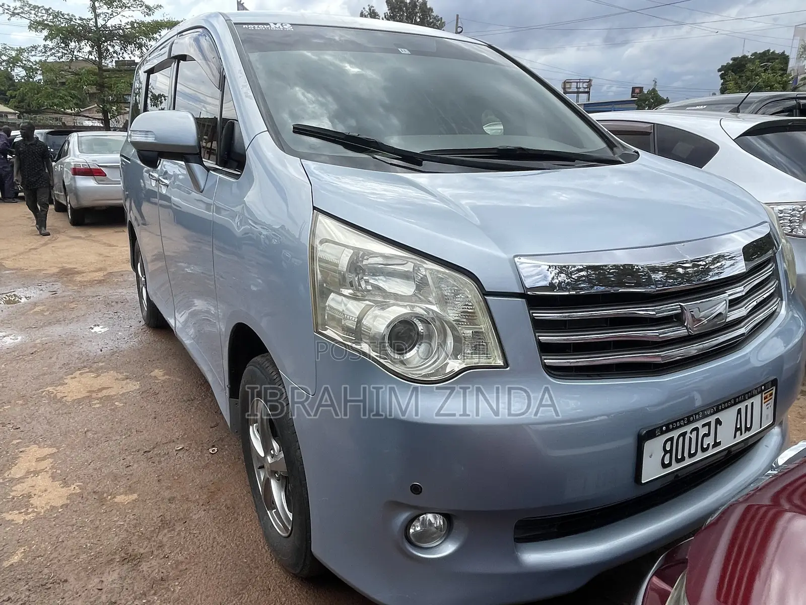 Toyota Noah 2.0 143hp AWD (8 Seater) 2011