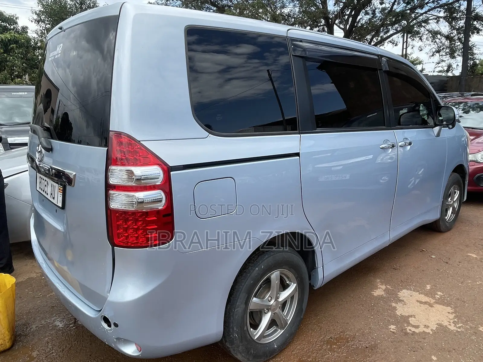 Toyota Noah 2.0 143hp AWD (8 Seater) 2011
